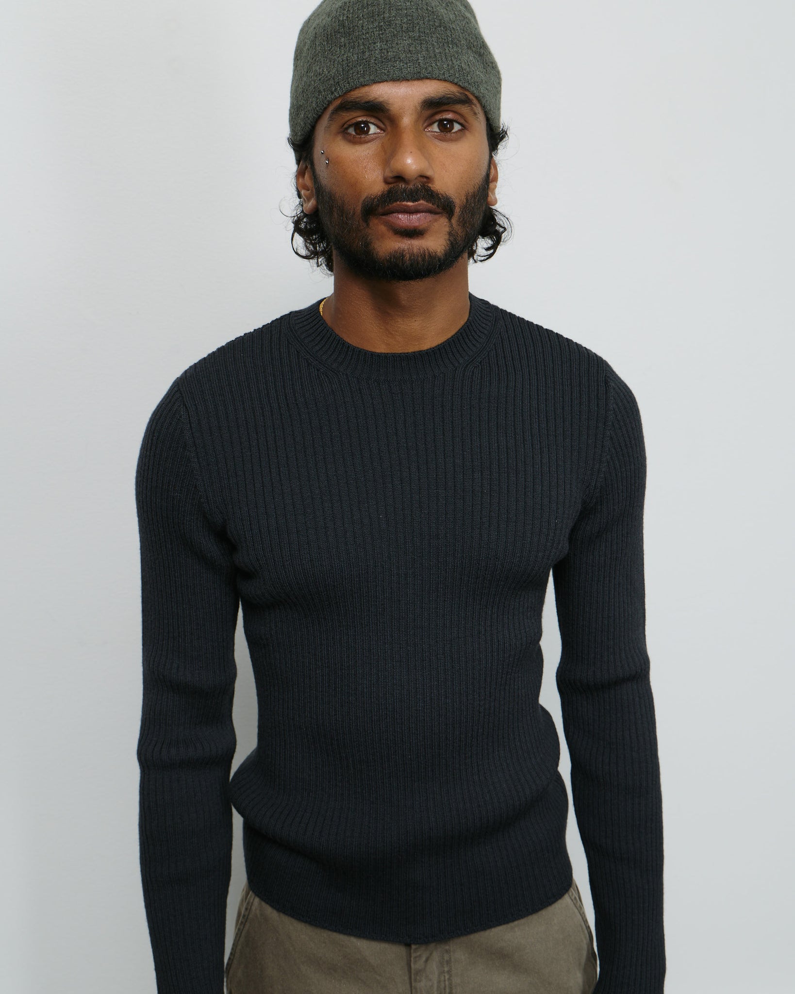 Compact Roundneck - Off Black Rustic Merino